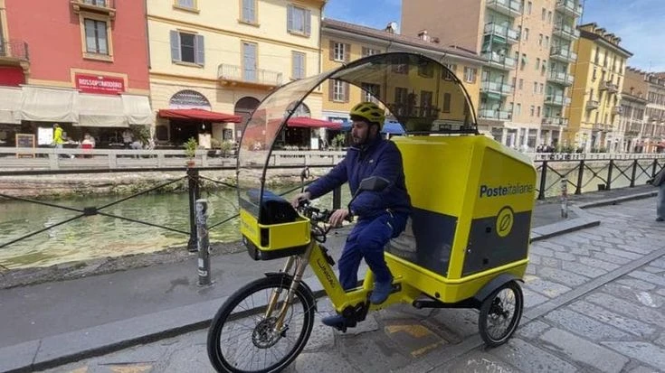 Sui Navigli le consegne dei pacchi con le nuove cargo-ebike di Poste Italiane