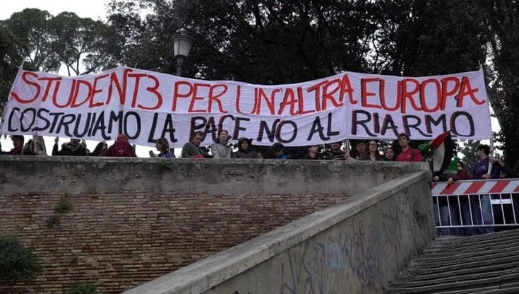 Roma, il maxi striscione degli studenti: 