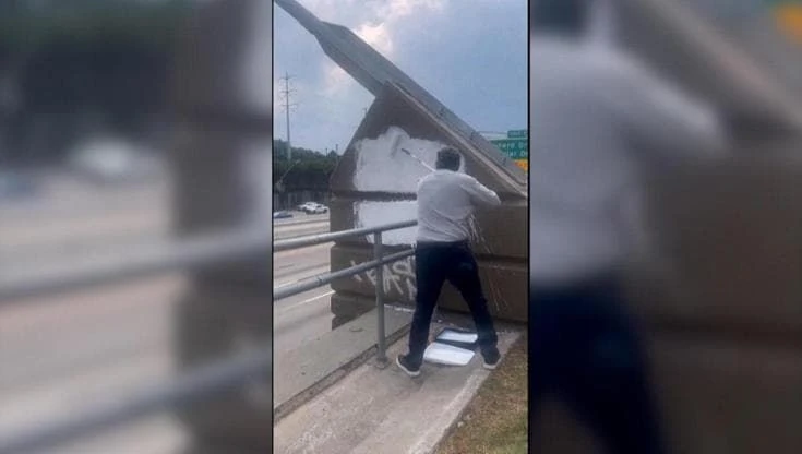 Texas, il senatore Cruz cancella i graffiti anti-Kirk: 
