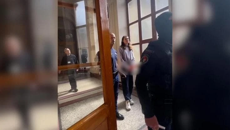 Budapest, attivista portata in catene al processo: la video denuncia di Ilaria Salis