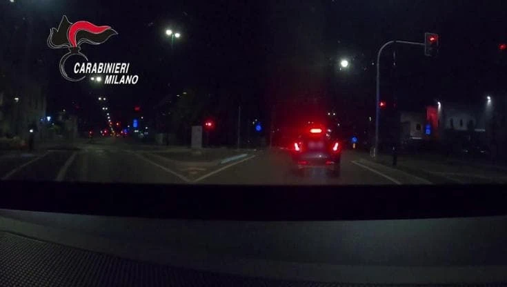 Fuga rocambolesca a Sesto San Giovanni, l'inseguimento dei carabinieri in diretta