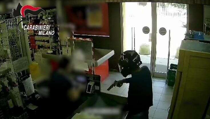 Casco integrale e pistola in pugno: il rapinatore di supermercati arriva in moto, colpisce e scappa