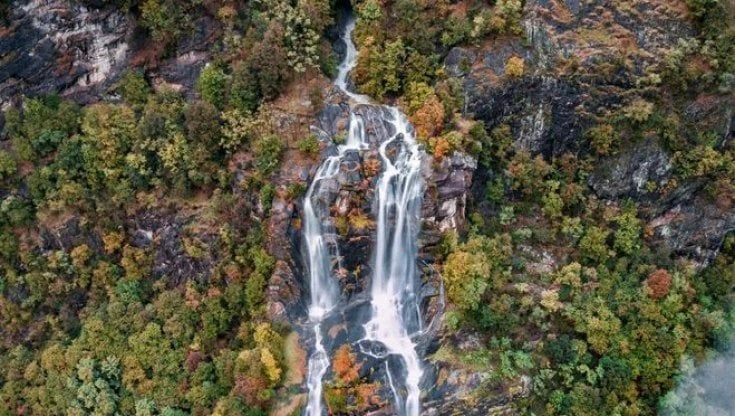 Valchiavenna, donna di 42 anni muore precipitando nella cascata, il compagno ferito: 