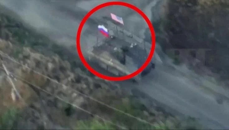 Ucraina, il carro armato di Mosca attacca le linee nemiche: sul tank sventolano bandiere russa e Usa