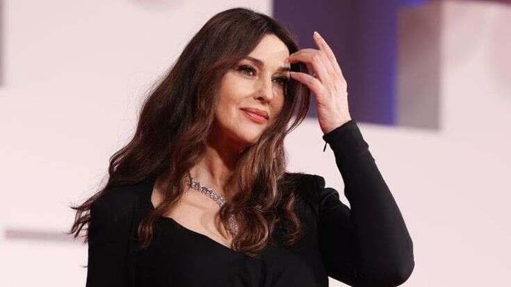 Monica Bellucci compie 60 anni, amica del tempo che passa. “Invecchiare può essere un favore della vita”