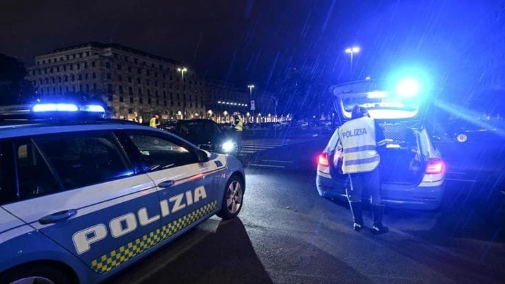 Donna di 42 anni travolta e uccisa da un’auto nella notte: il conducente è in fuga