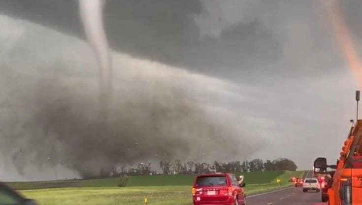 Stati Uniti: tornado in Dakota, paura in autostrada