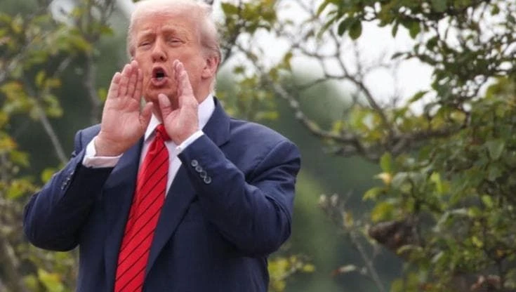 Trump sale sul tetto della Casa Bianca e scherza con i cronisti :