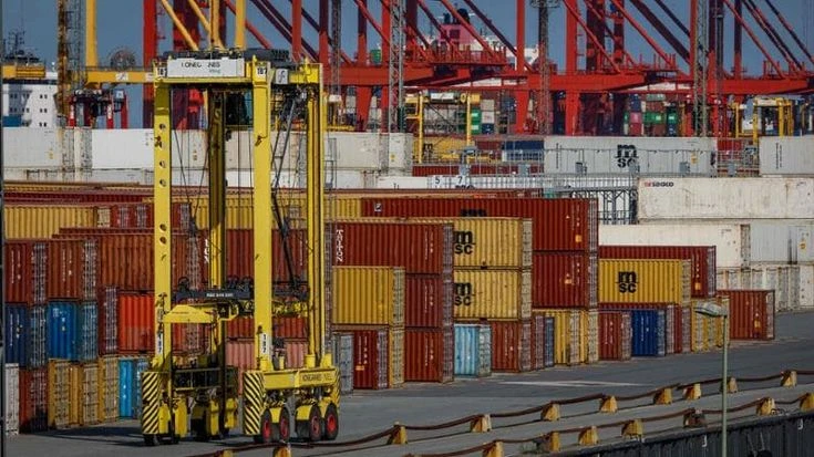 I dazi di Trump si fanno sentire: per l'Italia avanzo commerciale dimezzato rispetto al 2024