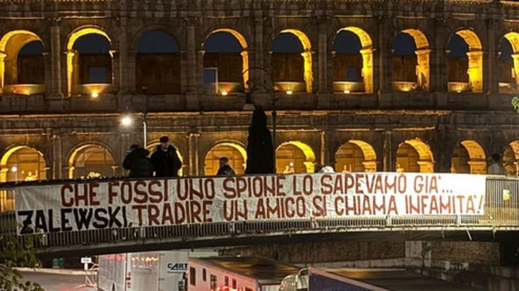 Roma, striscione contro Zalewski “spione e infame”. Sembrano minacce ultrà, ma dietro c’è solo gossip
