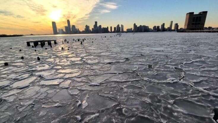 New York, ondata di freddo: il ghiaccio sul fiume Hudson