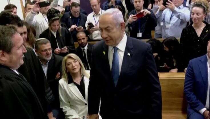 Israele, Netanyahu a processo: le immagini del premier in aula