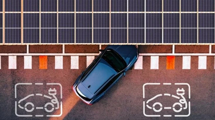 Auto elettriche e rinnovabili perdono fiducia: il paradosso della transizione energetica