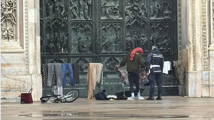 Stende il bucato sul portone d’ingresso del Duomo di Milano: senza fissa dimora denunciato