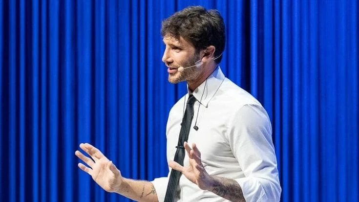 “Affari tuoi Speciale” Stefano De Martino gioca con Izzo, Paolantoni e Nargi