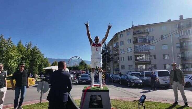 Calcio, l'esultanza ultranazionalista del giocatore turco Demiral diventa una statua: la scultura inaugurata nella città di Bolu