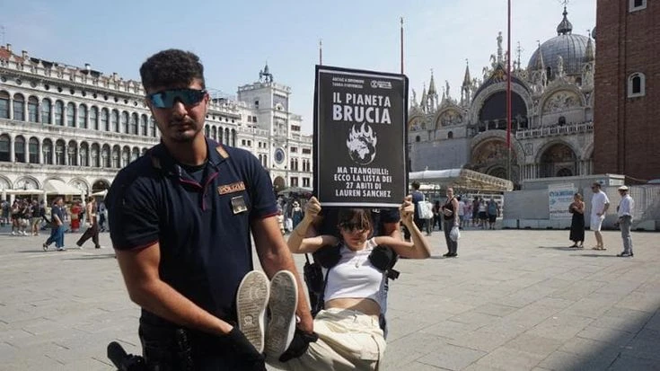 Il matrimonio di Bezos e Sanchez a Venezia: protesta in piazza San Marco, identificati i manifestanti