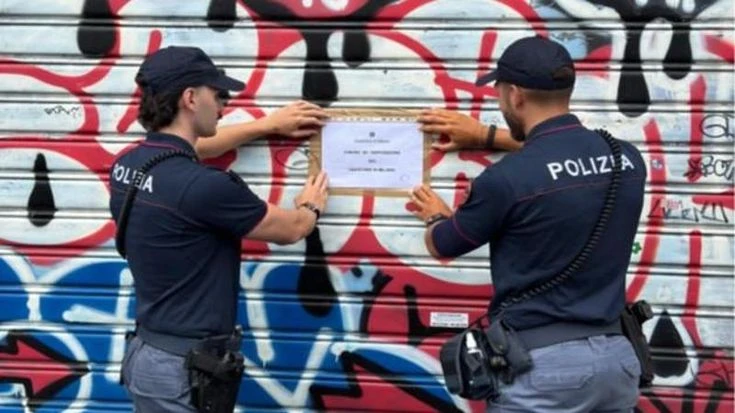 Chiuso per sette giorni l’EstBar di via Tortona: “Schiamazzi notturni e intralcio”