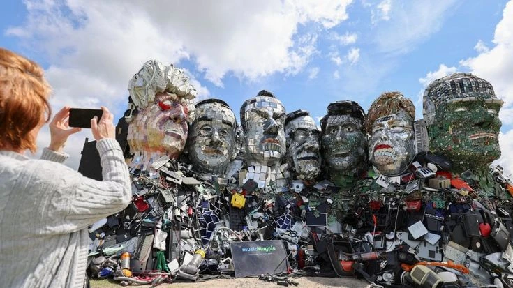 Un scultura fatta con scarti elettronici accoglie i leader del G7 in Cornovaglia