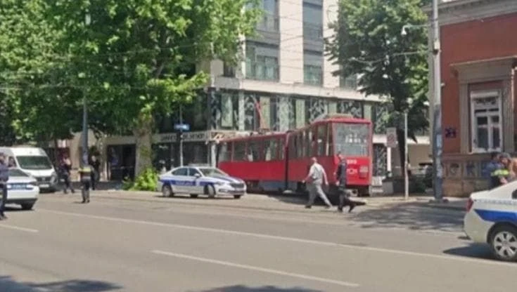 Belgrado, deraglia un tram e sfonda le vetrine di un ufficio a piano terra: dodici feriti