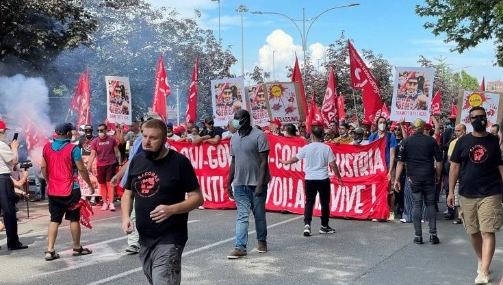Il corteo a Novara, gli immigrati della logistica e la protesta in nome di Adil: “Qui come l’Africa un secolo fa”