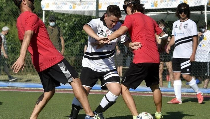 Parma, lo sport supera le barriere: in campo i calciatori non vedenti