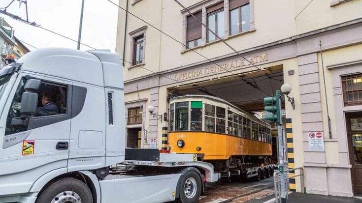 Il tram Carrelli diventa un pezzo da museo: il trasporto eccezionale del mezzo storico per le vie di Milano