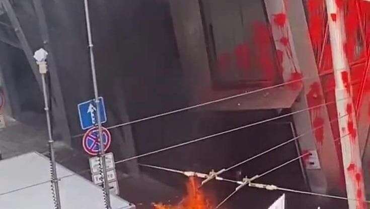 Sofia: molotov, vernice rossa e uova contro il palazzo della Ue. Von der Leyen: 