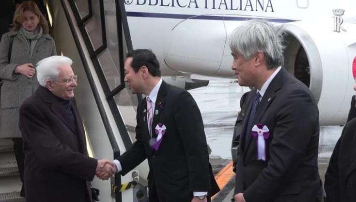 Mattarella in Giappone, l'arrivo del presidente della Repubblica all'aeroporto di Tokyo