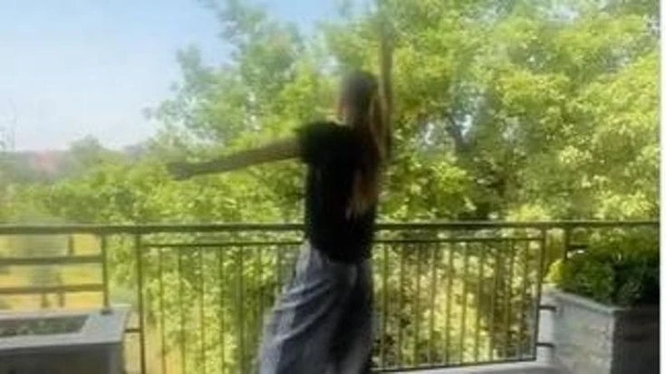 Ilary Blasi attacca Spalletti: balla “Piccolo uomo” sul terrazzo di casa