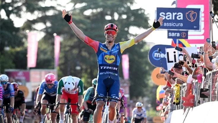 Milan vince la volata di Roma, è il quarto successo di tappa italiano. Il Giro è di Vingegaard