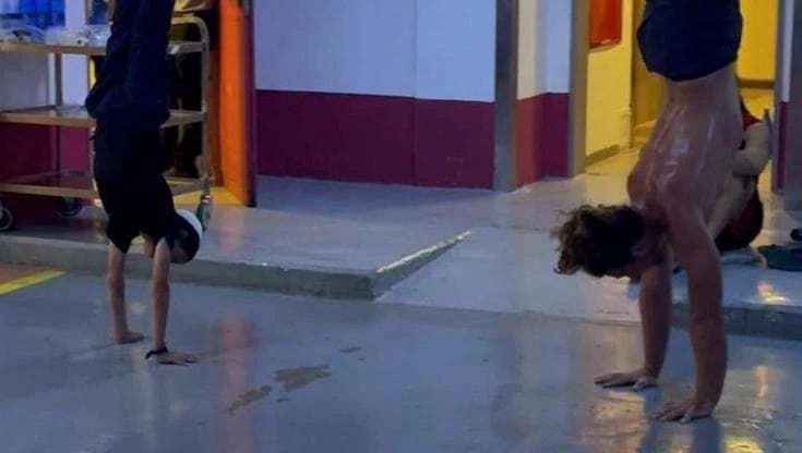 Tel Aviv, acrobazie nel rifugio: il bambino con la kippah e il ragazzo a torso nudo smorzano la paura