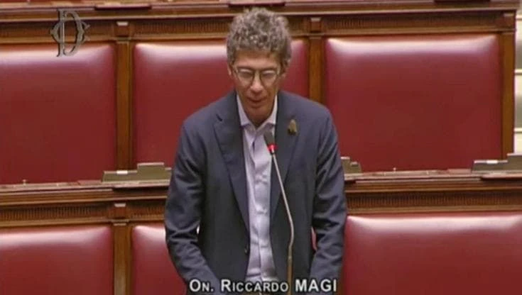 Question time alla Camera, Magi interroga Lollobrigida con fiore di marijuana all'occhiello