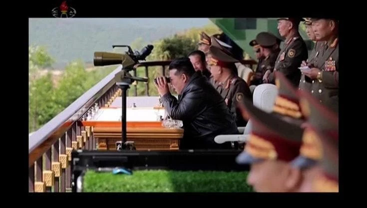 Corea del Nord, giubbotto di pelle e binocolo: Kim supervisiona nuove esercitazioni militari