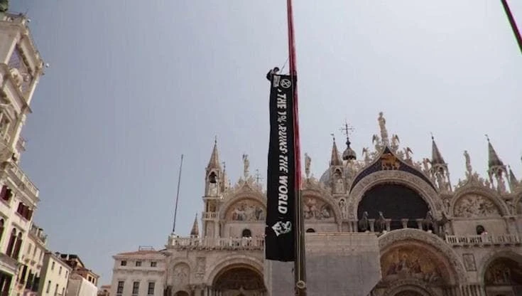 Nozze Bezos, l'attivista sul pilone di piazza San Marco: 