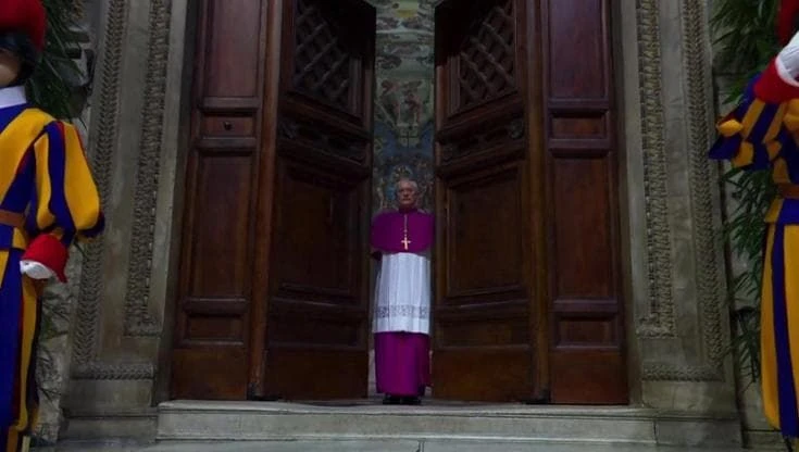 Conclave, Monsignor Ravelli pronuncia l'