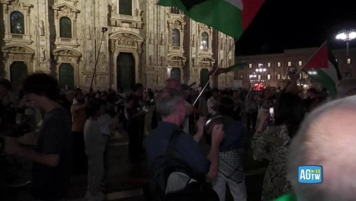 Milano, rumore per la Palestina: il flash mob notturno a Piazza Duomo