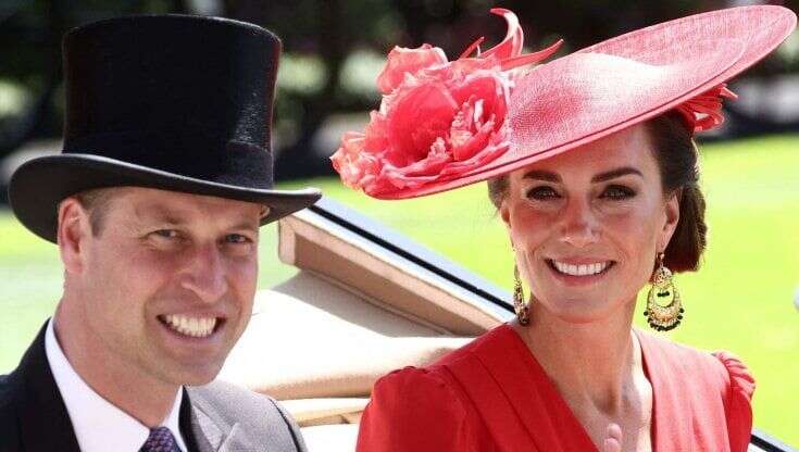 Kate Middleton arriva ad Ascot: cappellino rosso di lusso e orecchini low cost