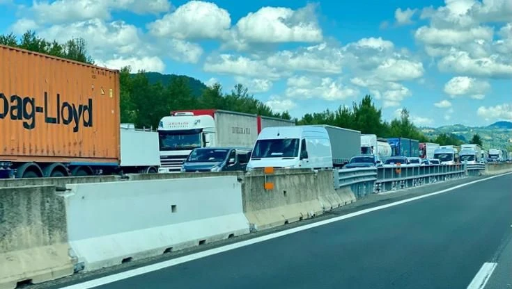Disagi in A1 nel Bolognese per camion in fiamme: 16 km di coda