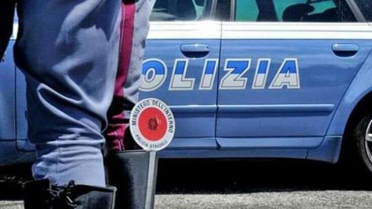 Picchiata e legata mani e piedi sul balcone. La Polizia salva una donna di 43 anni: arrestata una coppia