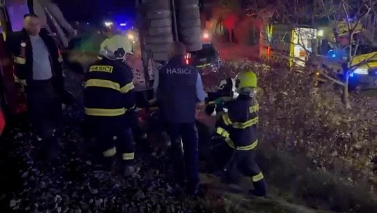 Slovacchia, scontro tra treni alle porte di Bratislava, decine di feriti: le immagini dei soccorsi