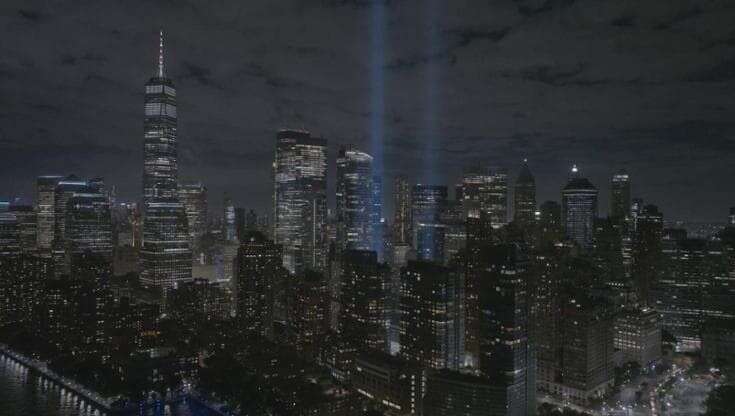 Anniversario 11 settembre: lo skyline di Manhattan tagliato dalle luci blu nella notte è commovente