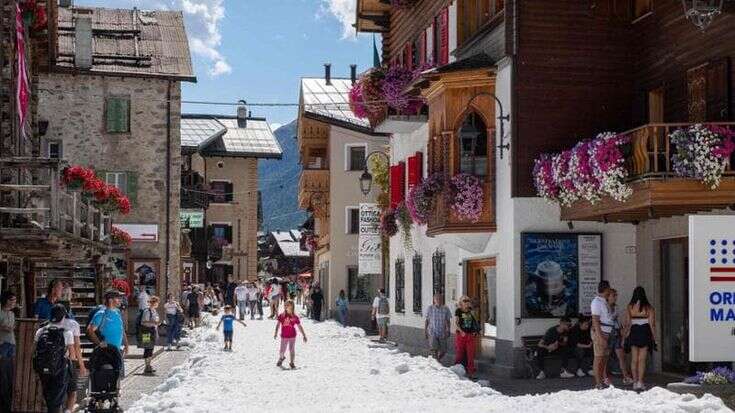 E a Livigno si scia tra le vie del paese con neve conservata nella Snow Farm