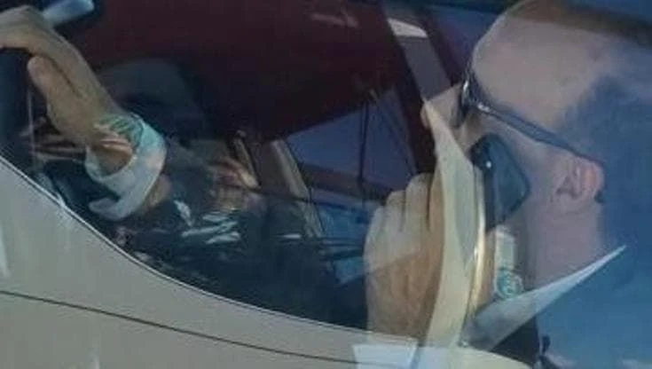 Al telefono e senza cintura: Benigni ignora i fan che lo chiamano e poi se ne va