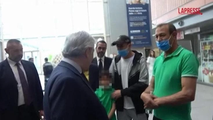 Gaza, bambino palestinese accoglie Tajani con un 
