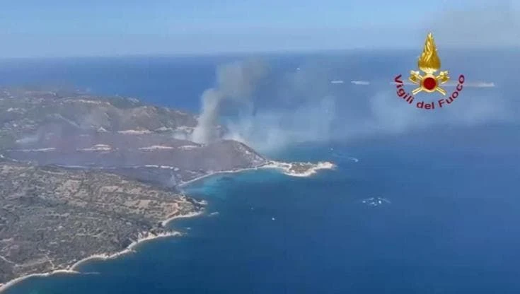 Fumo e fiamme su Villasimius, le immagini dall'alto mostrano il disastro in Sardegna
