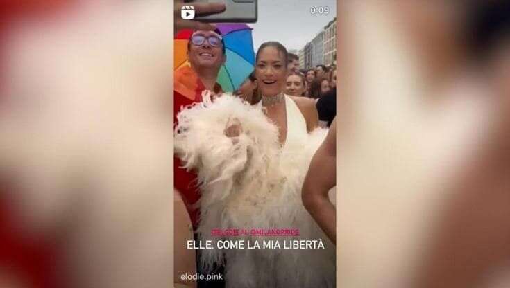 Anche Elodie sui carri del Pride a Milano: danze e musica in mezzo ai suoi fan