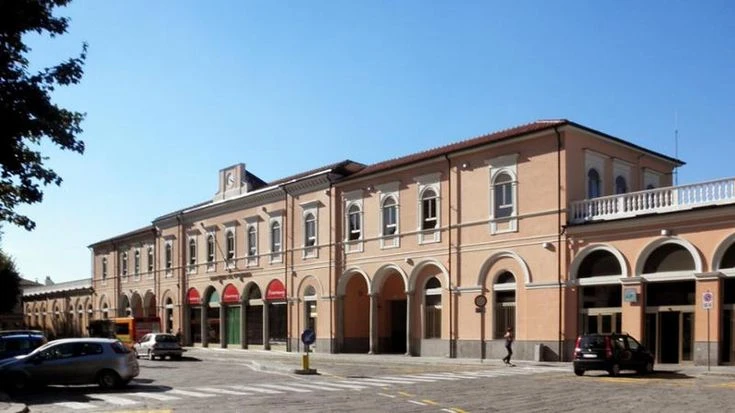 Voghera, uomo travolto e ucciso dal treno in stazione: sarebbe scivolato sui binari