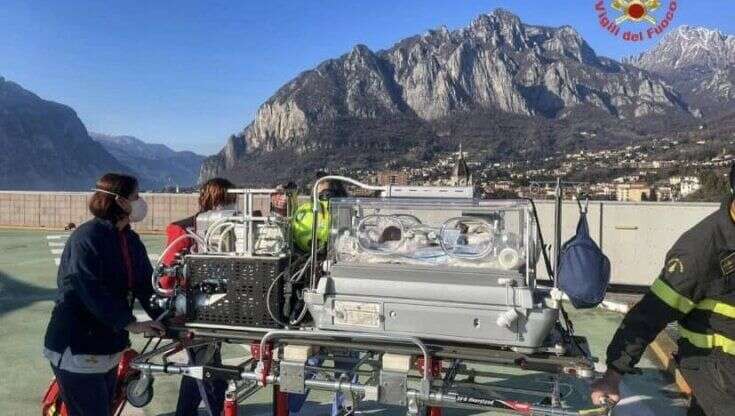 Il trasporto eccezionale dell'eliambulanza: l'incubatrice con un neonato malato vola da Sondrio a Lecco