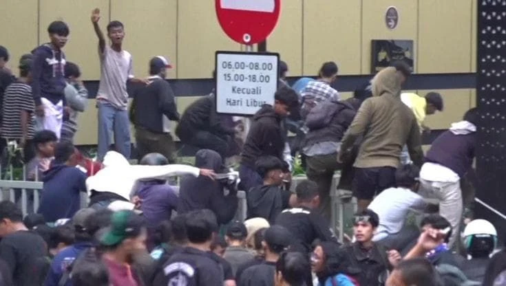 Indonesia, proteste degli studenti davanti al Parlamento: no all'aumento degli stipendi dei deputati